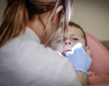 Nespolupracující dítě v ordinaci zubního lékaře, anestezie u zubaře