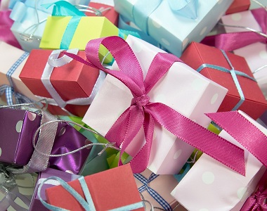 Jak nadělovat dětem dárky? Rozhovor s psychologem a matkou.