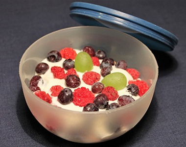 Jogurtová miska s piškoty a lesním ovocem